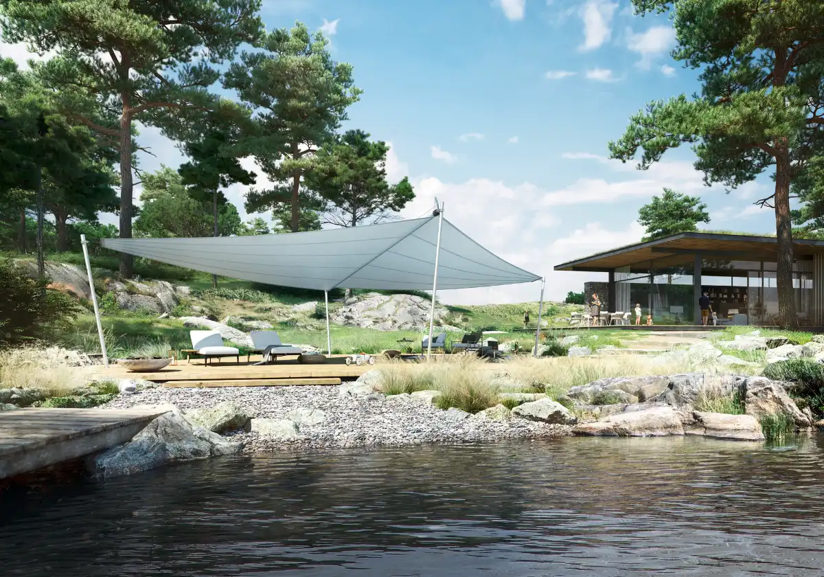 Moderne Gartenlandschaft mit Sonnensegel am Seeufer