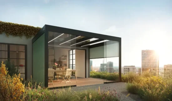 Moderne Terrassenüberdachung mit Glaselementen mit einer Stadt im Hintergrund