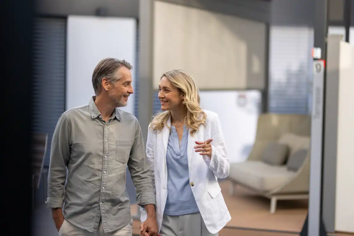 Paar in entspannter Unterhaltung im modernen Innenraum