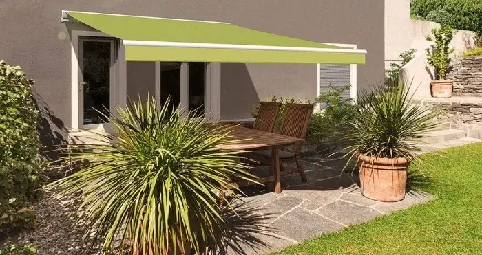 Grüne Terrassenmarkise als Sonnenschutz