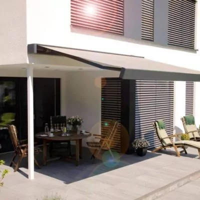 Elegante Kassetten-Markise für stilvollen Außenschutz Cremefarbene Terrassenmarkise