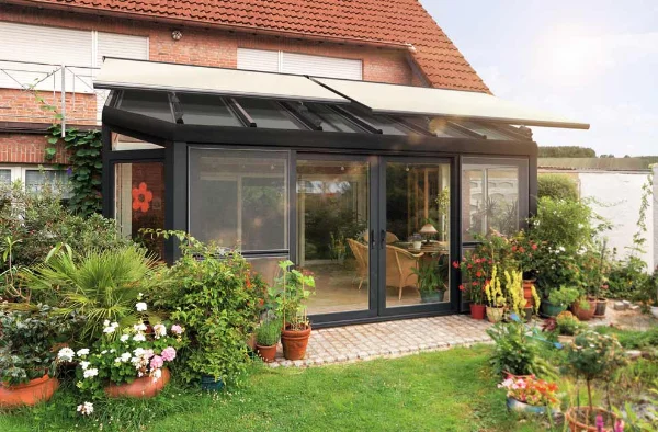 Helle Markise für den Wintergarten