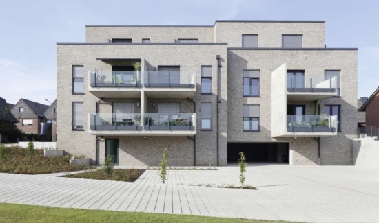 Moderne Wohnanlage mit Balkonen und grüner Umgebung