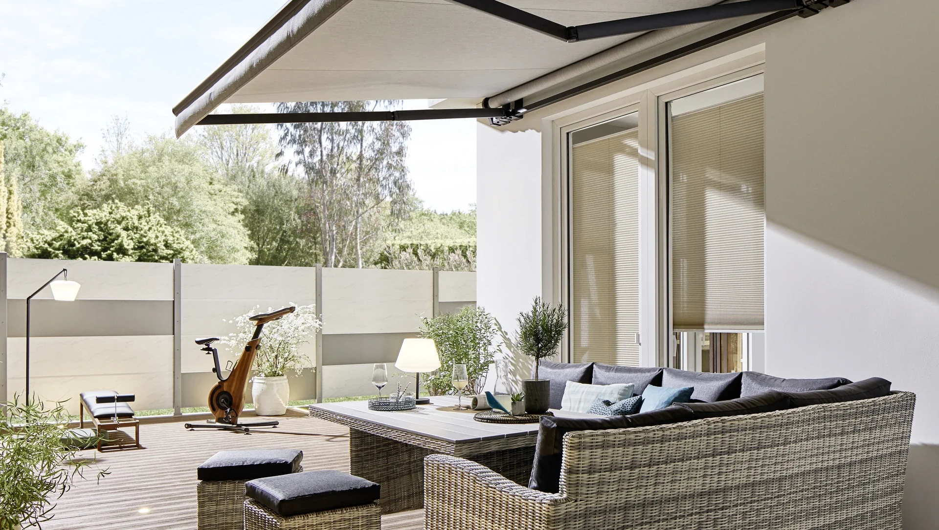 Moderne Terrasse mit Sonnenschutz und stilvollen Gartenmöbeln