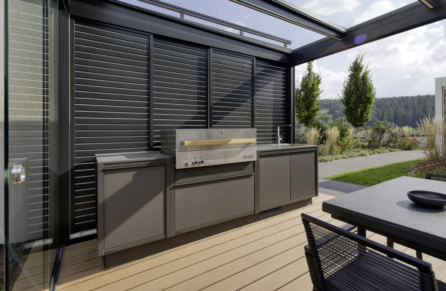 Moderne Outdoor-Küche mit integriertem Grill auf einer Terrasse