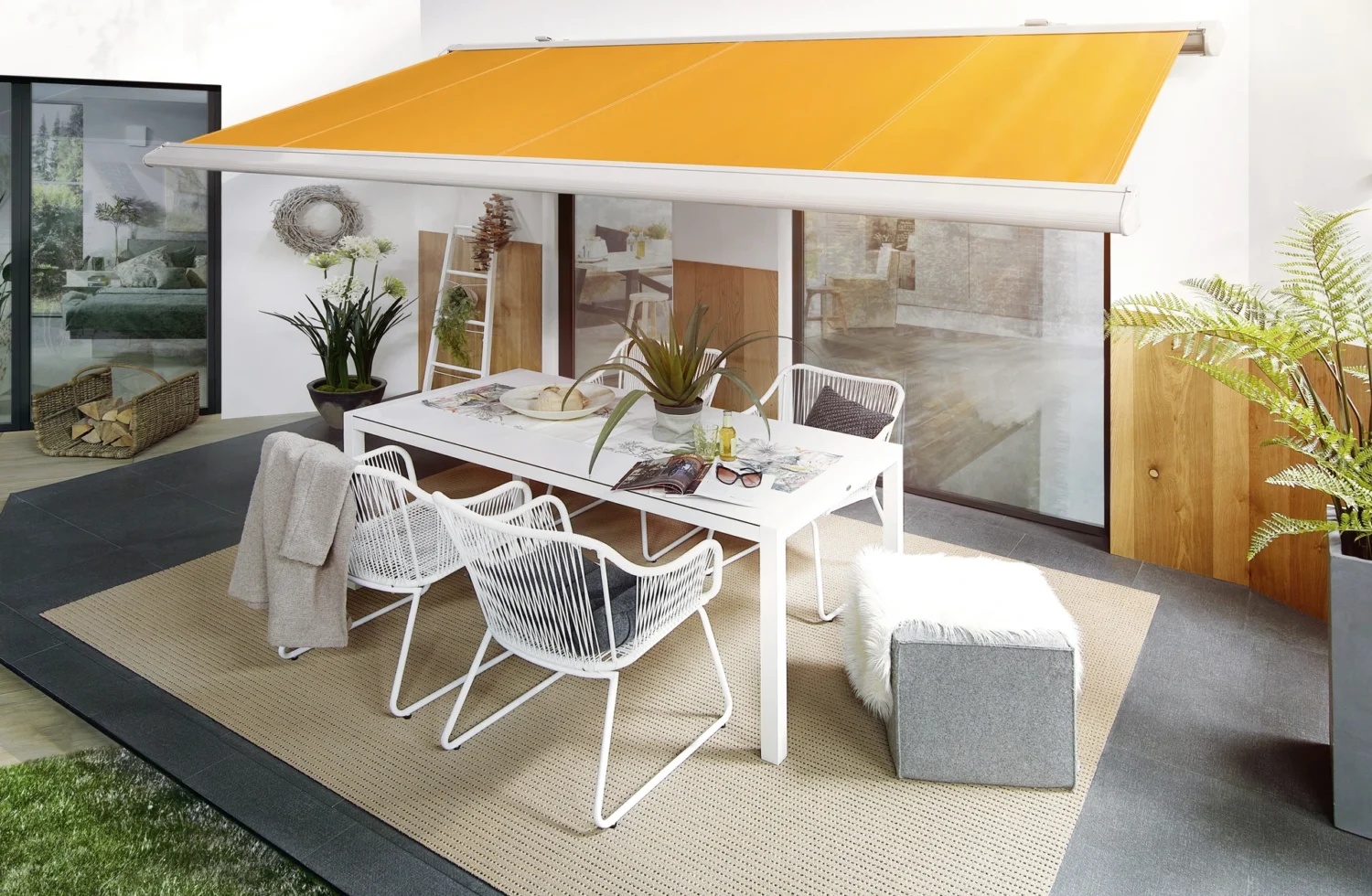 Moderner Außenbereich mit gelber Markise und stilvoller Sitzgruppe