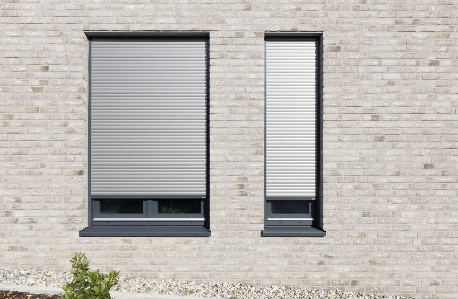 Ziegelsteinfassade mit geschlossenen Rollläden
