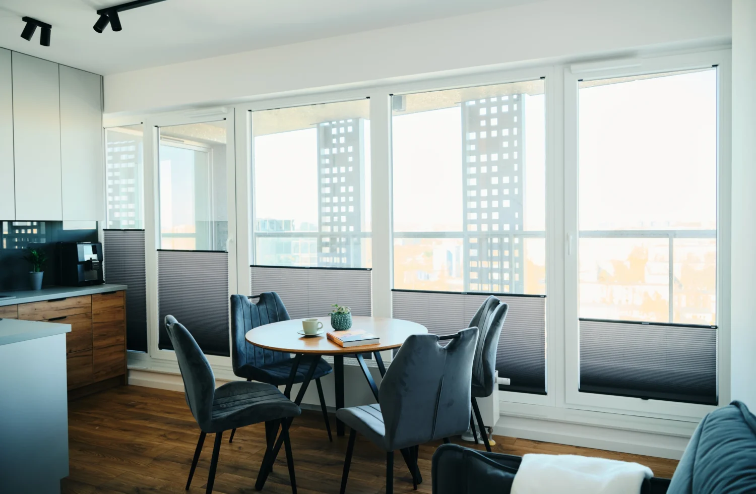 Moderne Küche mit Essbereich und großen Fenstern