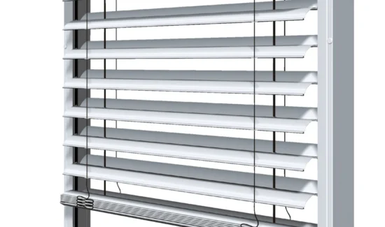 Moderne Außenjalousie in silberner Farbe