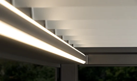 Moderne LED-Beleuchtung unter einer Pergola