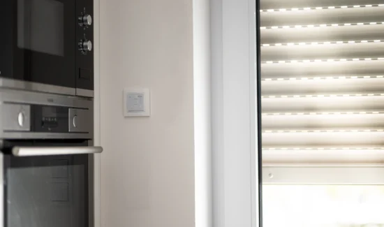 Moderne Küche mit Backofen und Jalousie