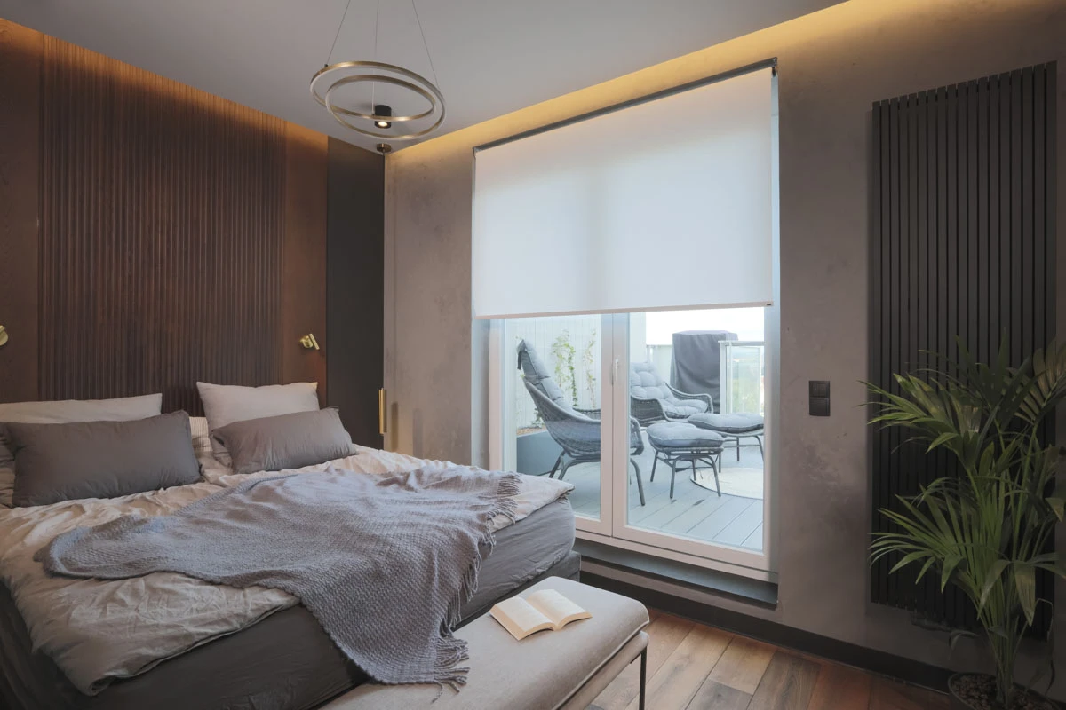 Modernes Schlafzimmer mit große Tür und Balkon