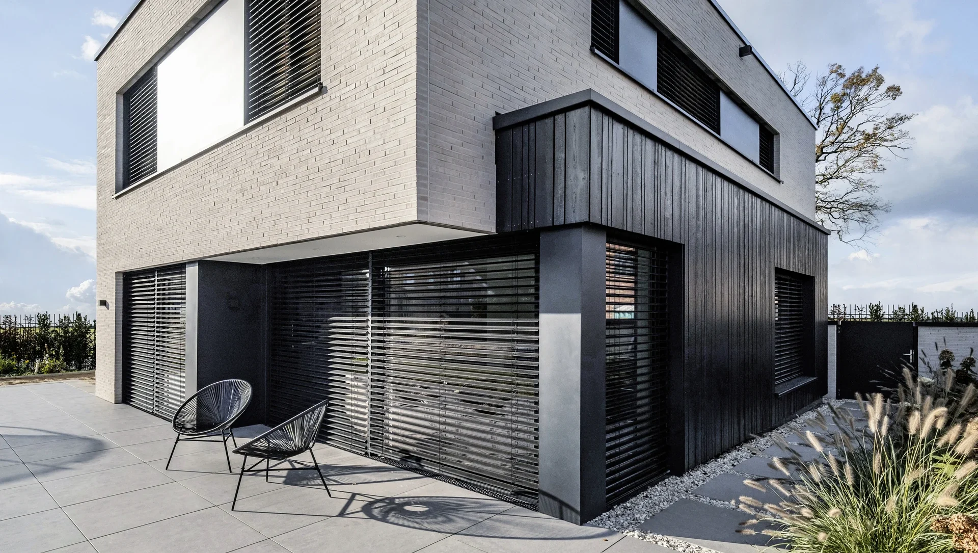 Modernes Einfamilienhaus mit minimalistischer Architektur und großen Fenstern