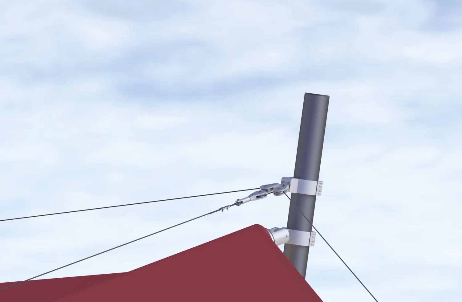 Nahaufnahme einer Befestigung eines Sonnensegels an einem Metallmast